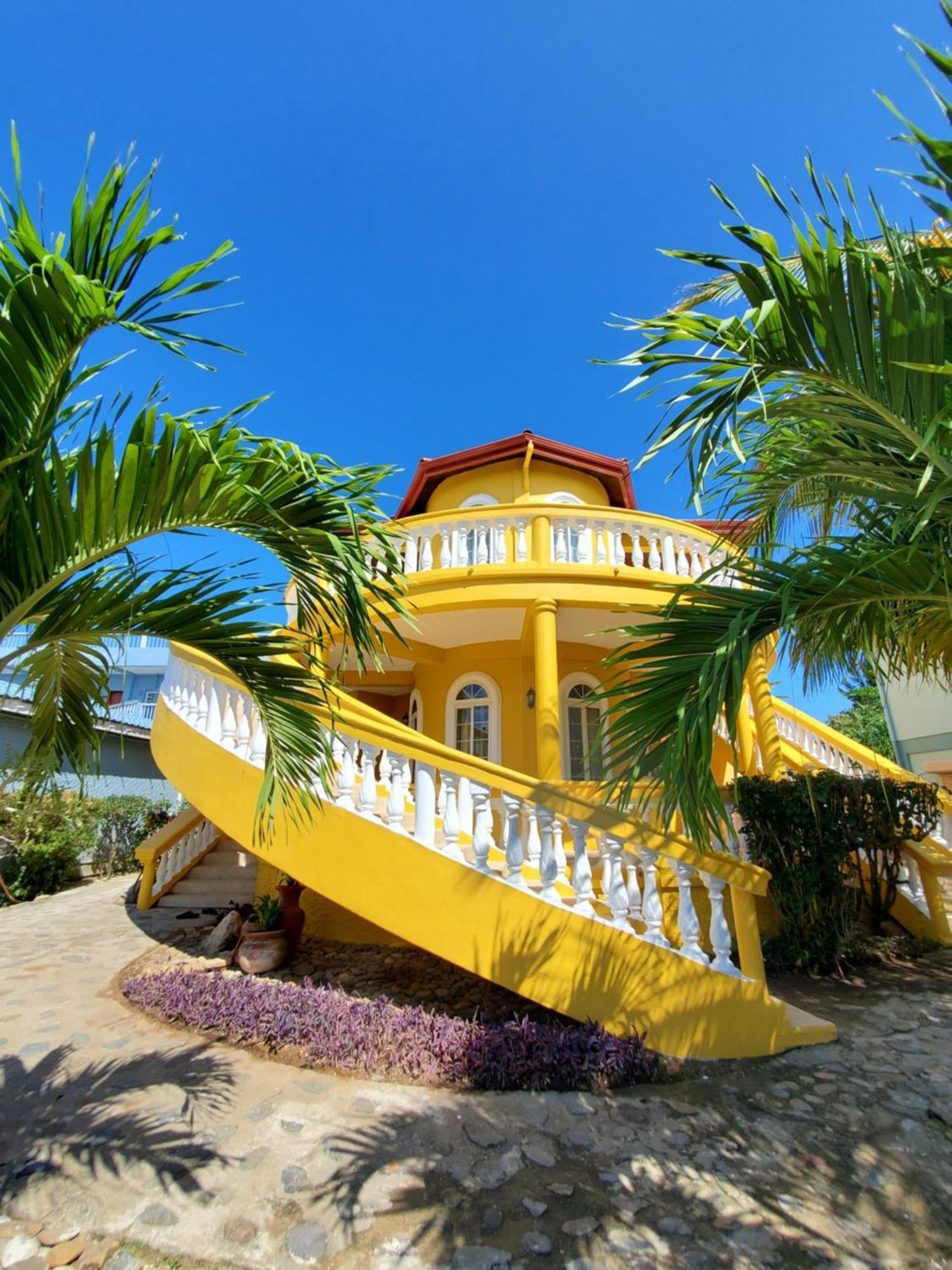 Blue Parrot Beach House And Villas Hopkins Bagian luar foto