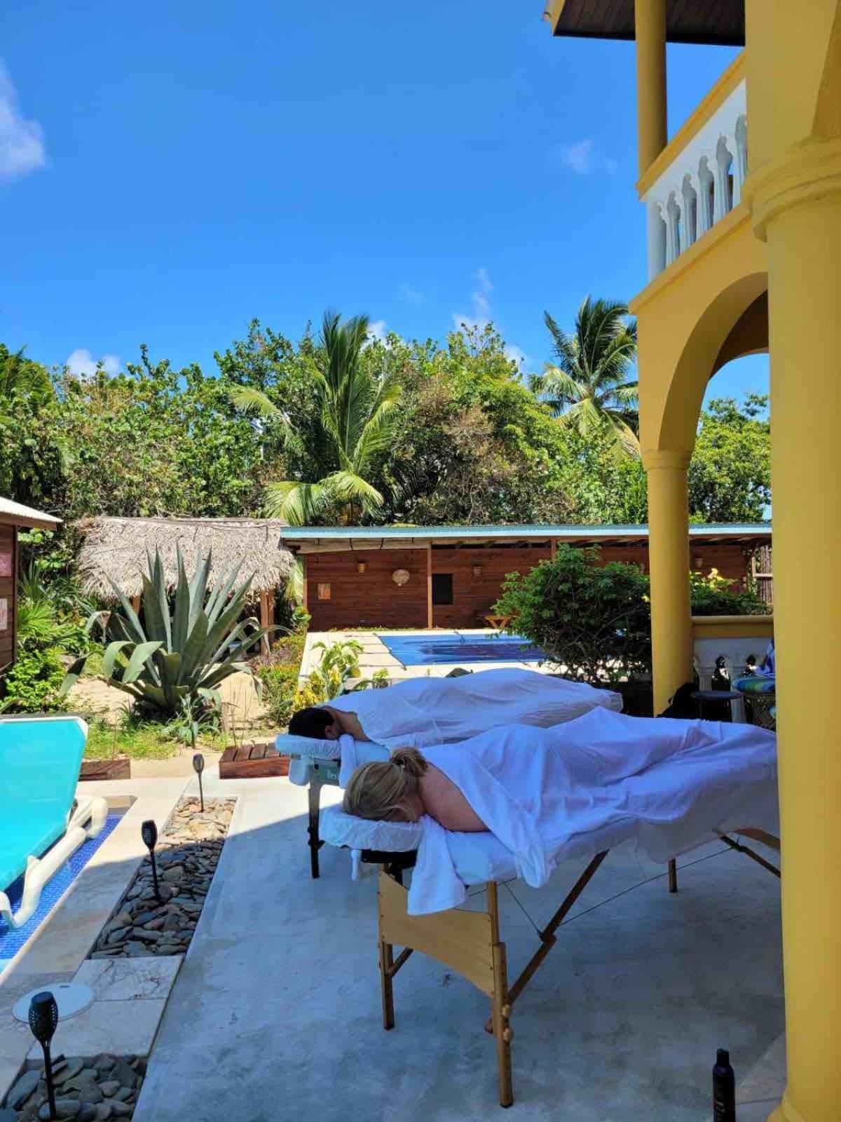 Blue Parrot Beach House And Villas Hopkins Bagian luar foto